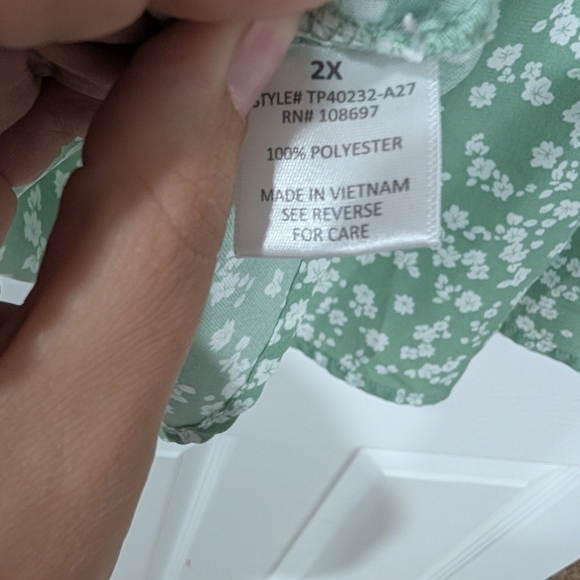 Sweet Rain Sage Green Floral V-Neck Flutter Sleeve Blouse in Size 2X - Picture 7 of 7